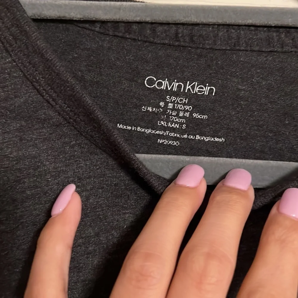 Calvin Klein tshirt - Picture 2 of 3